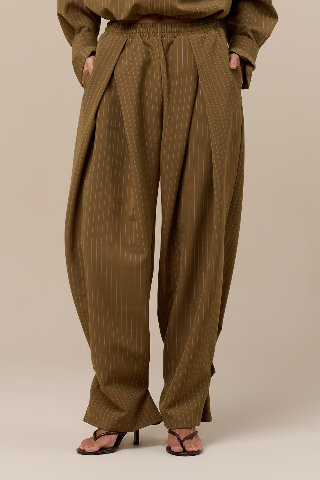 VANCE PLEATED TAILORED BARREL TROUSERS | OLIVE PINSTRIPE