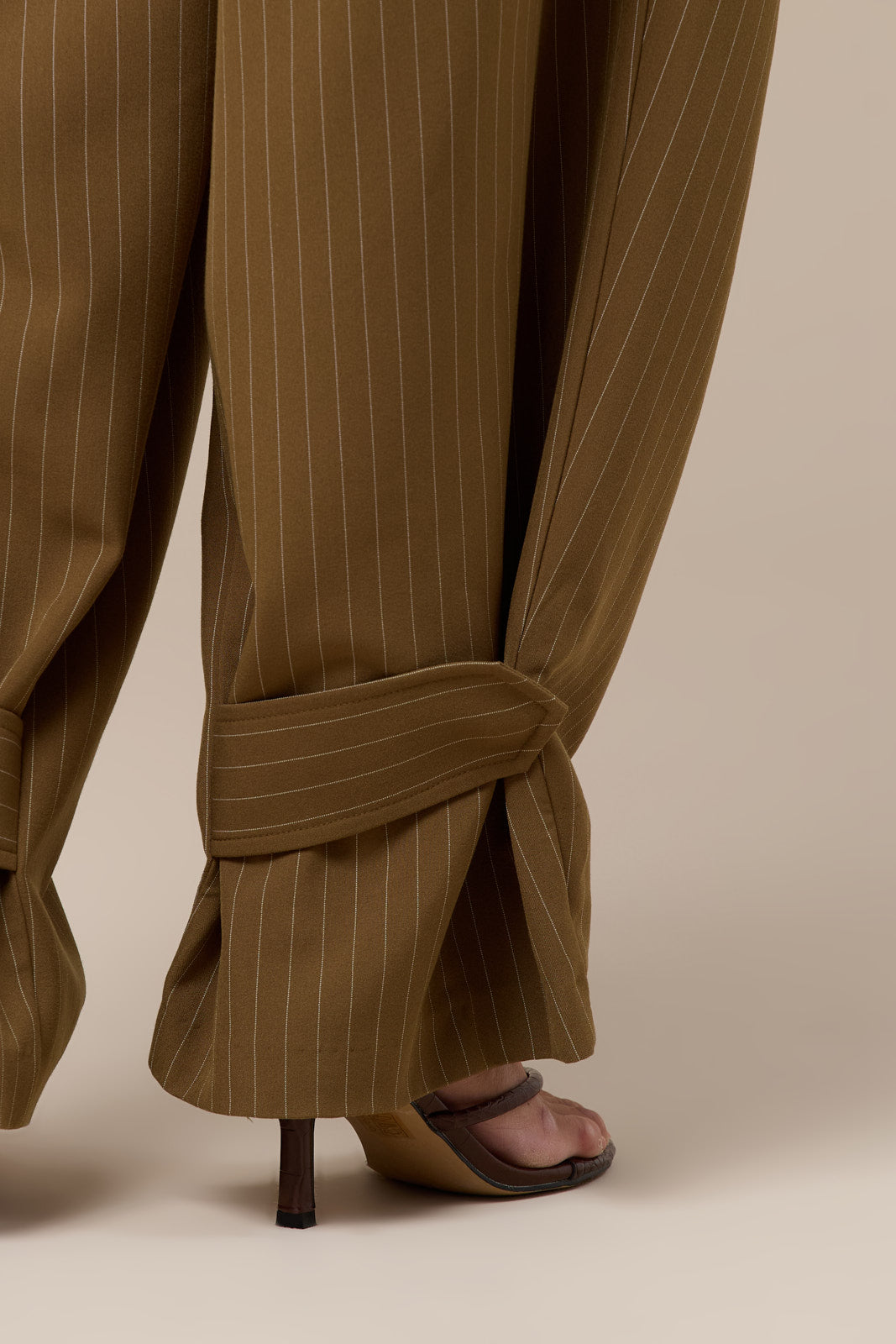 VANCE PLEATED TAILORED BARREL TROUSERS | OLIVE PINSTRIPE