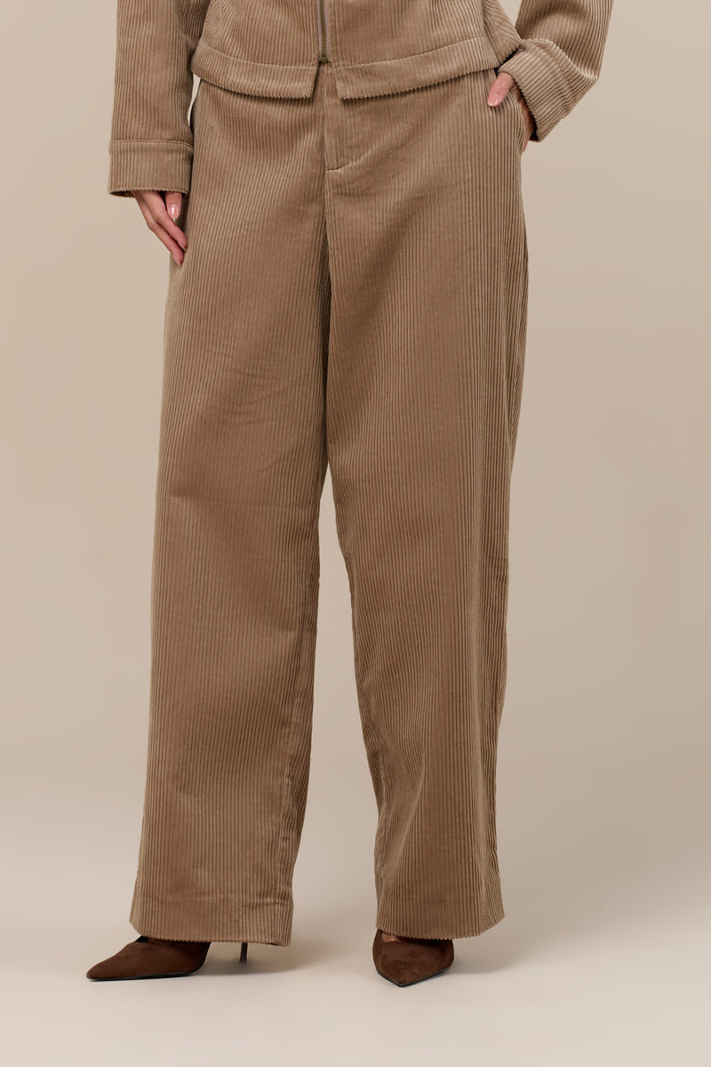 HAMETT CORDUROY STRAIGHT LEG TROUSERS WITH ADJUSTABLE WAIST | CARAMEL
