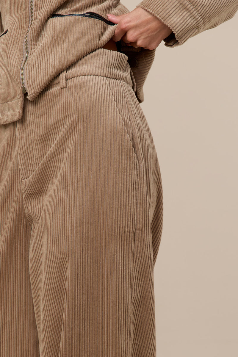 HAMETT CORDUROY STRAIGHT LEG TROUSERS WITH ADJUSTABLE WAIST | CARAMEL